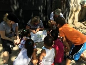 Les bénévoles lisent avec des enfants au Costa Rica